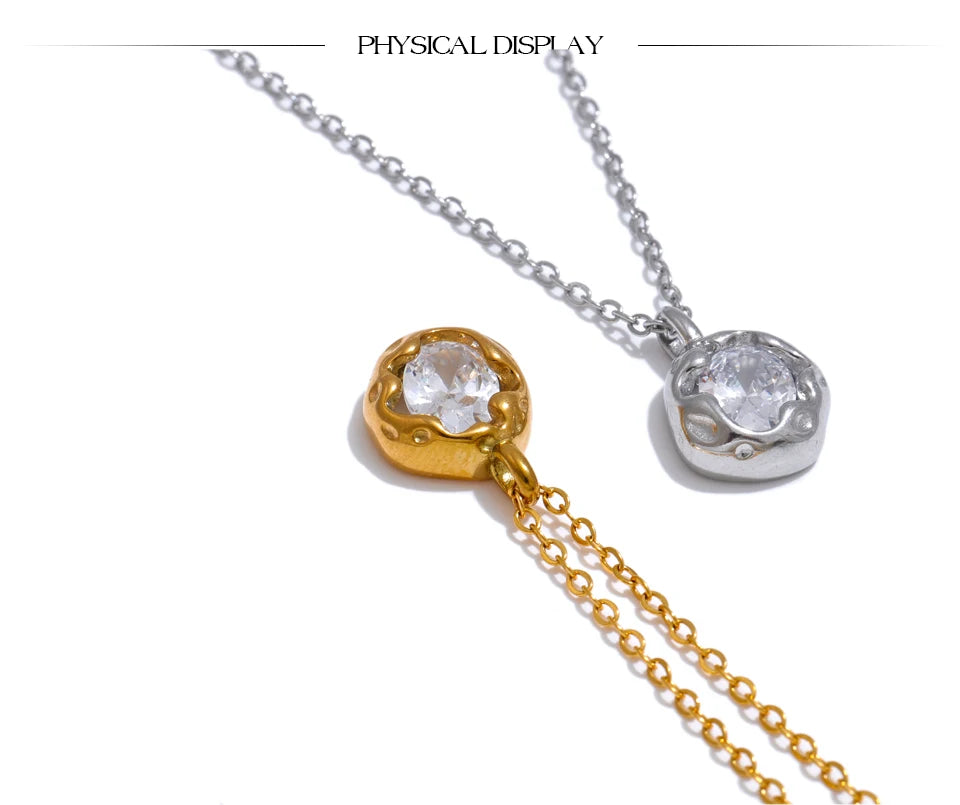 Dois colares elegantes, um dourado e um prateado, ambos com pingente de pedra clara lapidada.