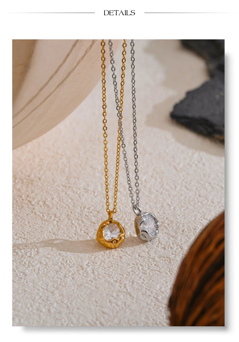 Colares femininos ouro e prata com pingente de cristal sobre superfície bege