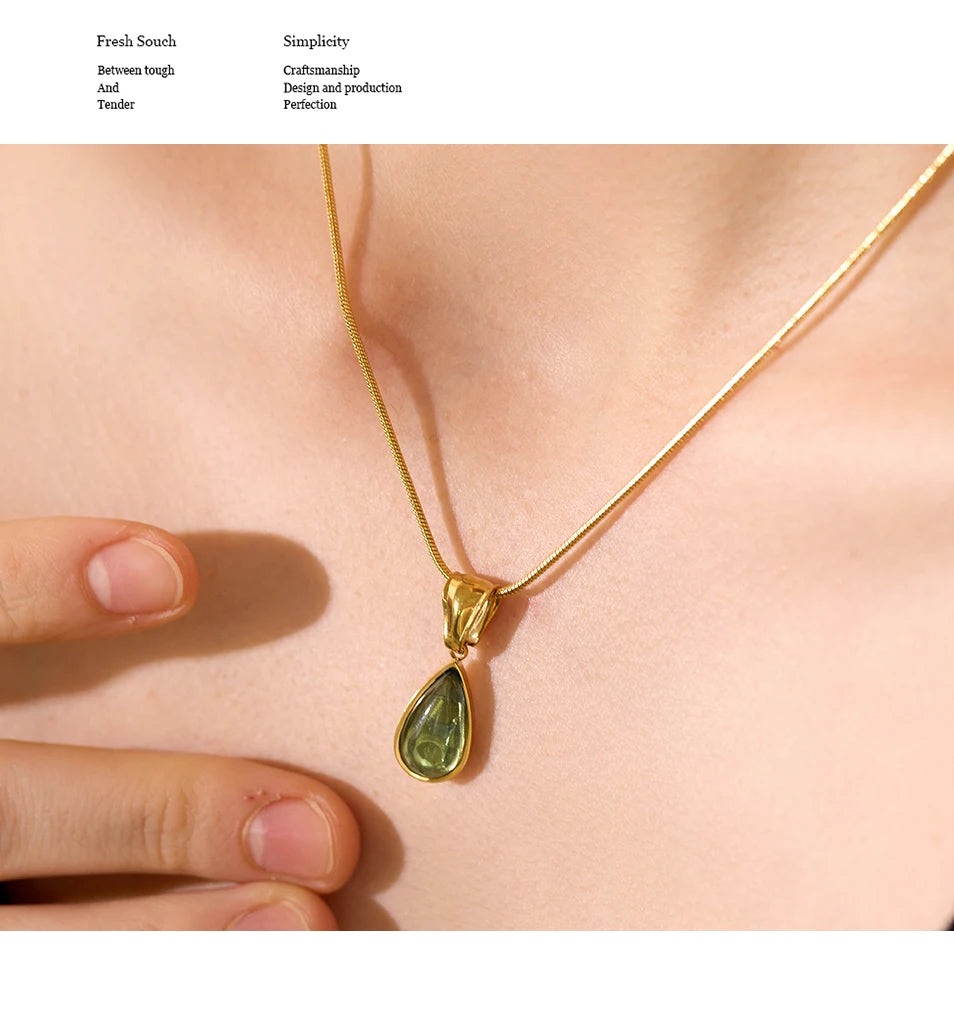 Colar de ouro com pingente de gota verde, destaque em joia delicada e feminina no pescoço.