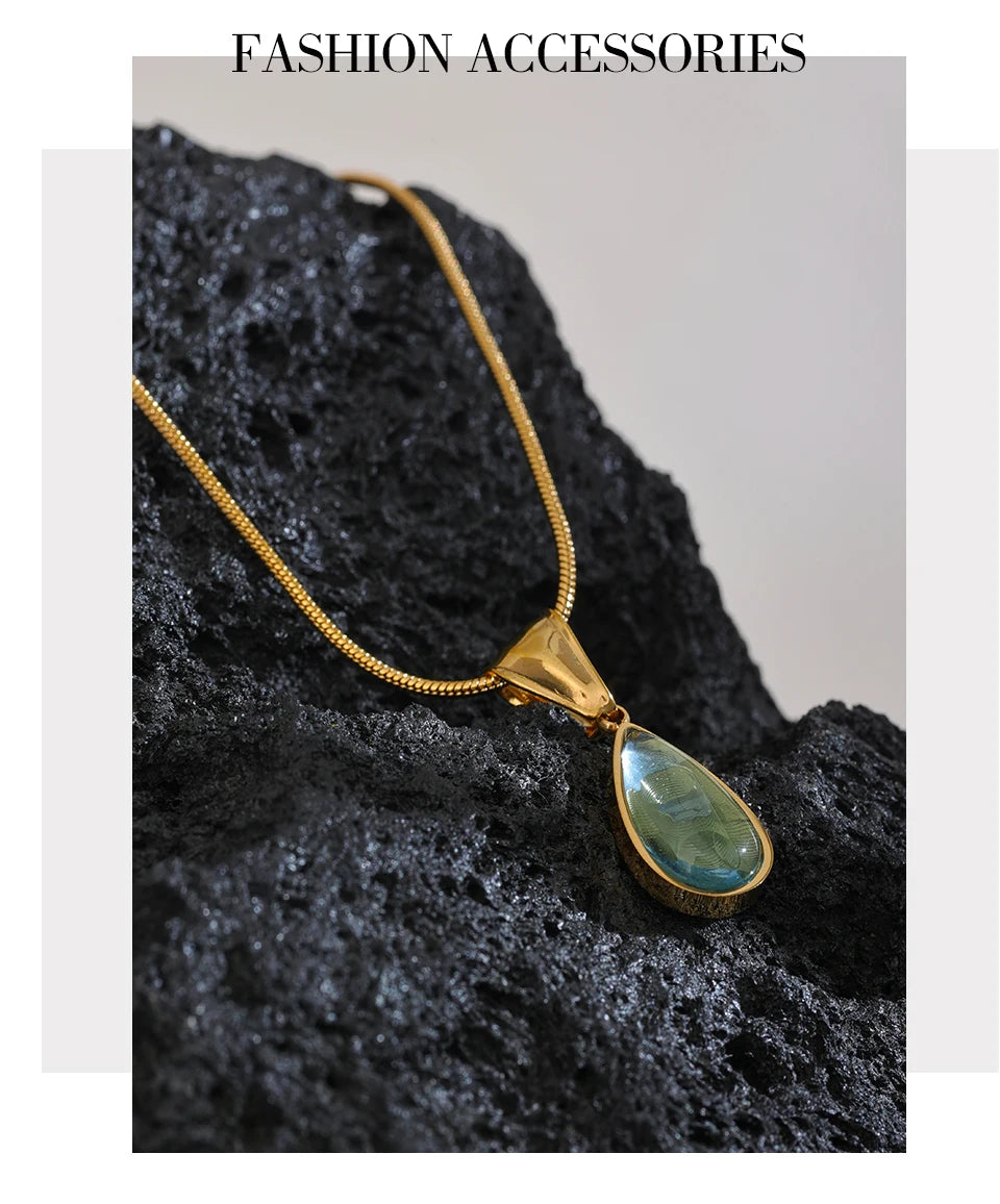 Colar dourado com pingente de pedra azul sobre pedra preta, acessórios de moda elegantes