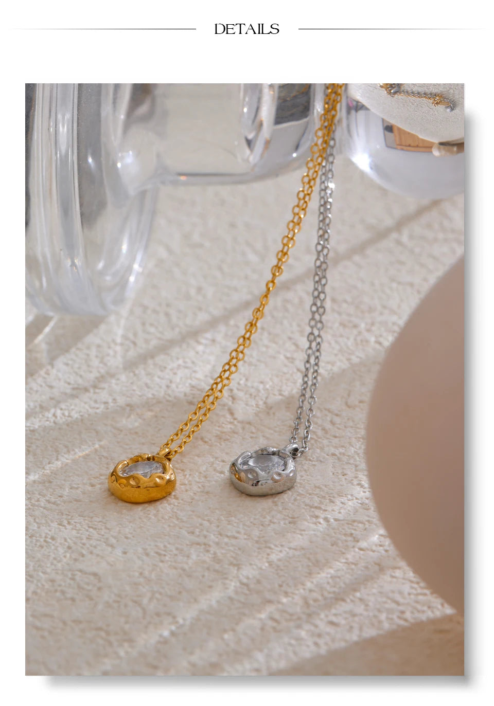 Colares femininos dourado e prateado com pingente redondo em superfície clara