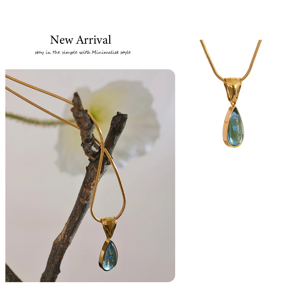 Colar dourado com pingente de pedra azul em destaque, estilo minimalista, joia feminina