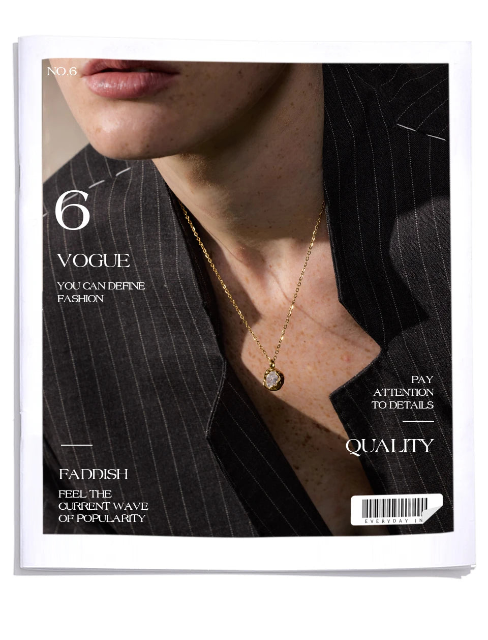 Close de pessoa com blazer risca de giz preto e colar dourado em capa de revista de moda.