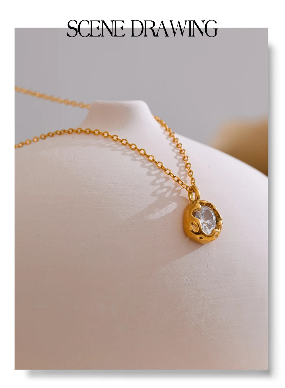 Colar dourado com pingente redondo de cristal, exibido em busto claro, joia elegante.