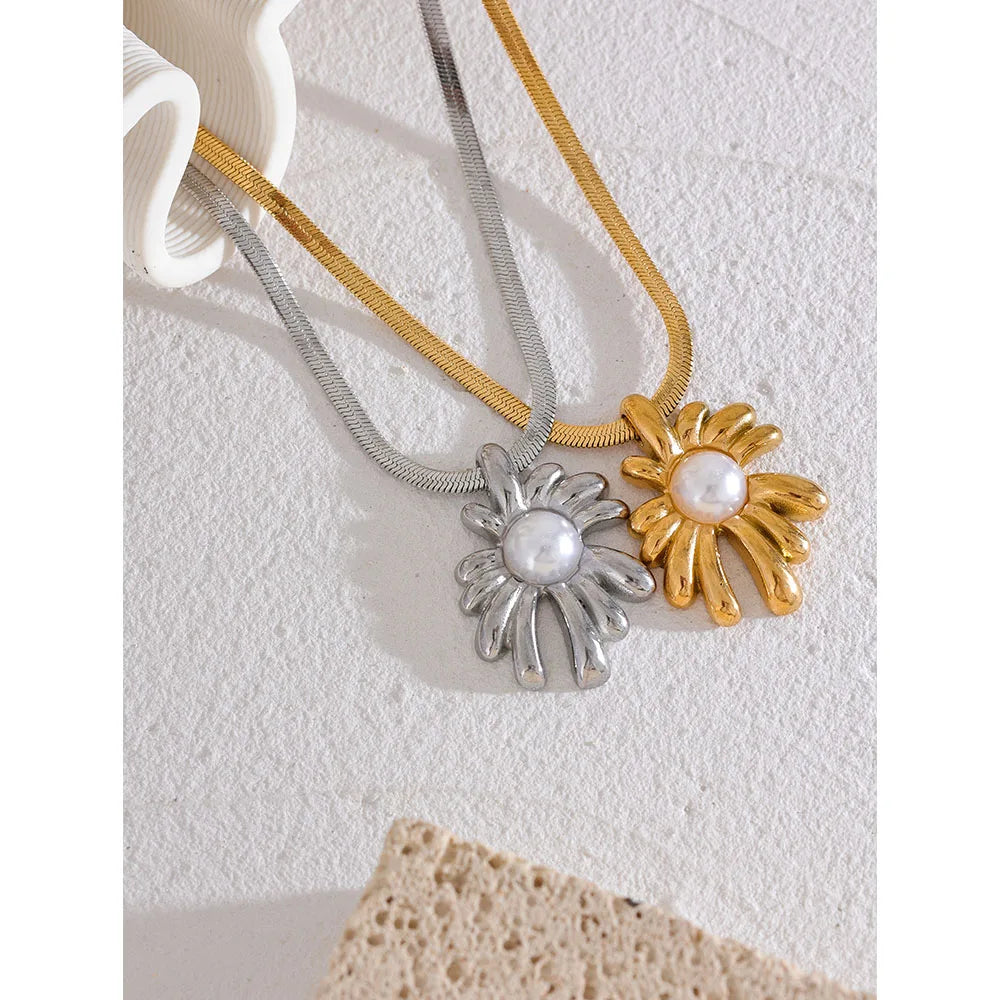 Olyss Necklace
