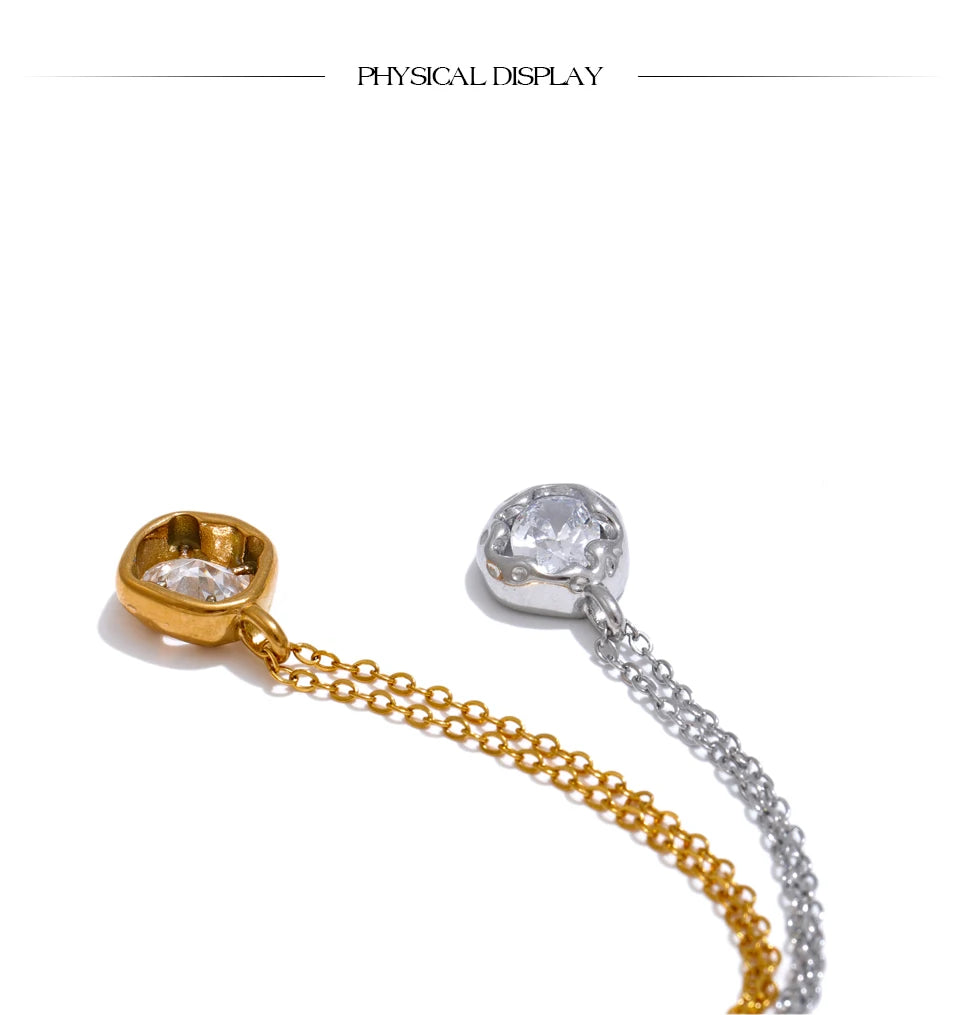 Correntes de ouro e prata com pingentes de cristal, joias elegantes sobre fundo branco.